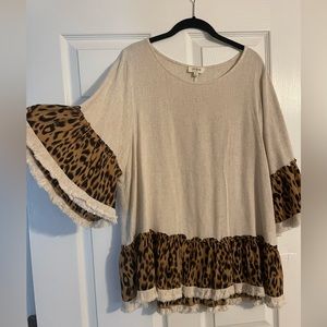 Medium women’s tunic. Linen material. Oatmeal color with cheetah print trim.